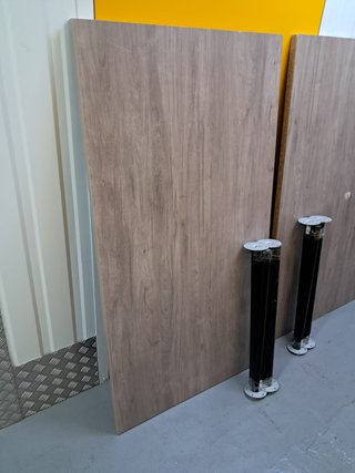 Tableros de madera laminada con patas