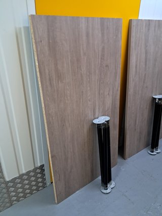 Tableros de madera laminada con patas