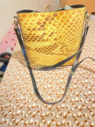 Bolso con estampado de serpiente