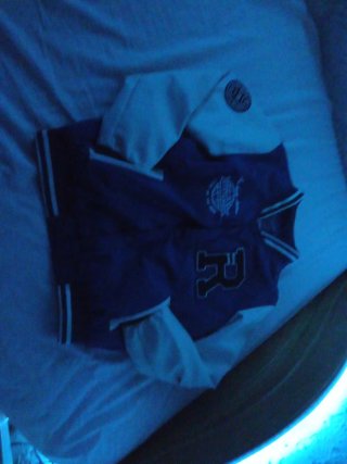 Chaqueta de béisbol azul y blanca