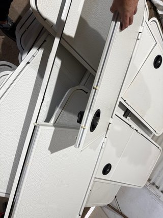Puerta de caravana blanca