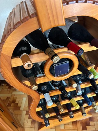Botellero de Madera con Forma de Guitarra