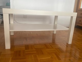 Mesa de centro blanca con estante