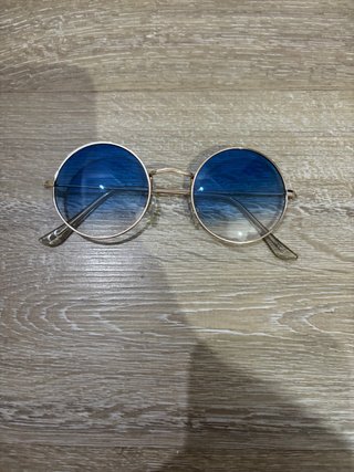 Gafas de sol redondas azules y doradas