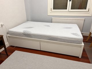 Estructura de cama IKEA con somier