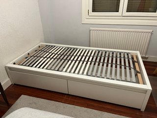 Estructura de cama IKEA con somier