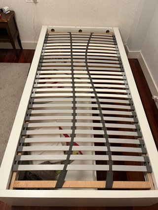 Estructura de cama IKEA con somier