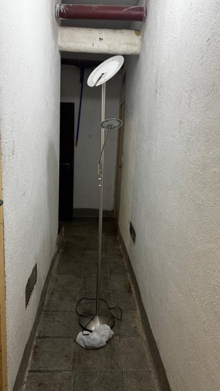 Lámpara de pie metálica