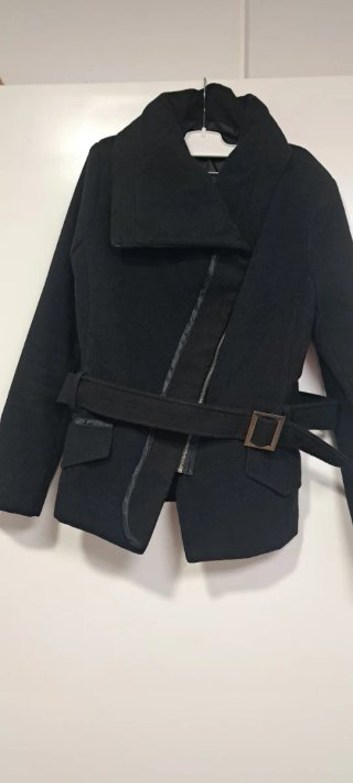 Chaqueta negra con cinturón