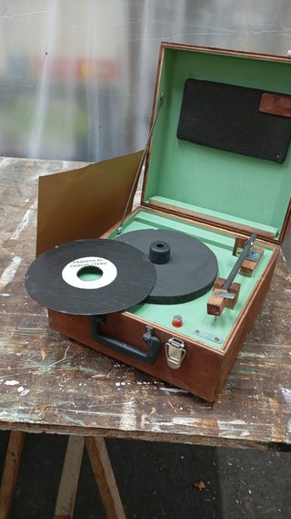 Tocadiscos maleta réplica, atrezzo teatral