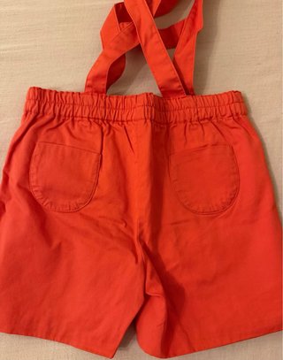 Bermudas coral con tirantes