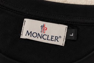 Camiseta Moncler Negra Logo Pequeño