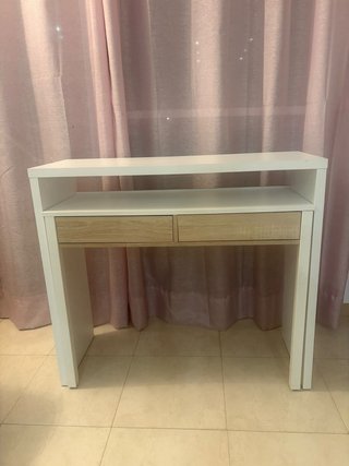 Recibidor blanco y madera con cajones