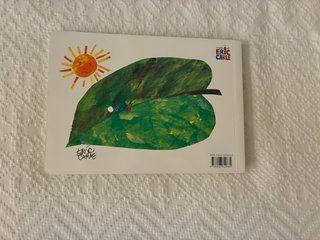 Libro infantil La pequeña oruga glotona
