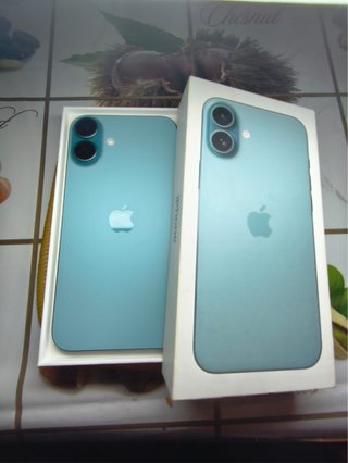 iPhone 16 Plus azul en buen estado