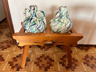 Cantarera de madera con 2 cántaros