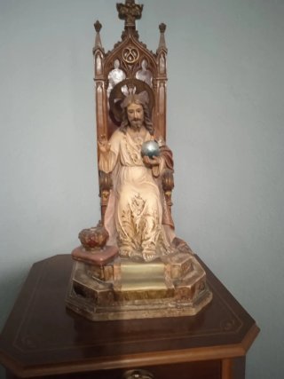 Figura religiosa trono esfera corona
