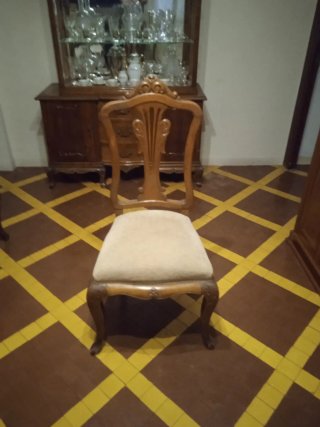 Figura religiosa trono esfera corona