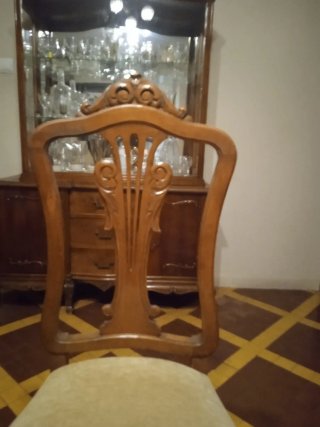 Figura religiosa trono esfera corona
