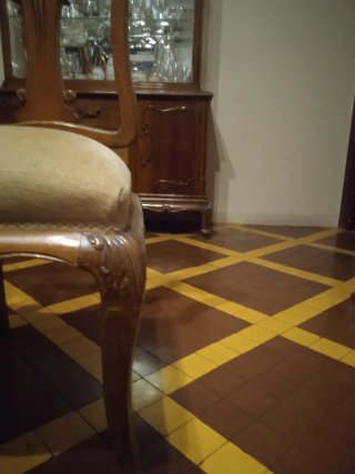 Figura religiosa trono esfera corona