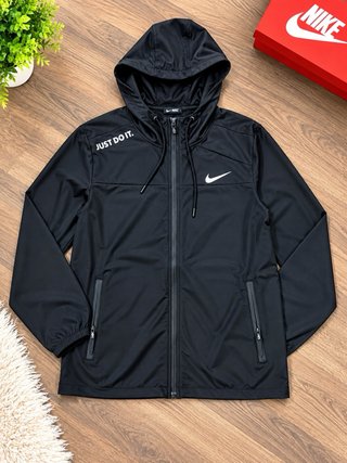 Conjunto deportivo Nike negro con capucha