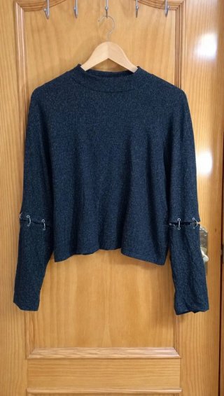Crop top gris Bershka XS/34 con anillas