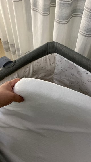 Minicuna gris con estampado de corazones