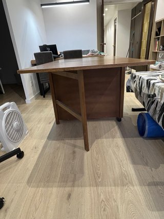 Mesa plegable con 4 sillas guardadas dentro