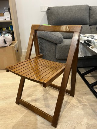Mesa plegable con 4 sillas guardadas dentro