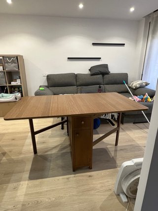 Mesa plegable con 4 sillas guardadas dentro
