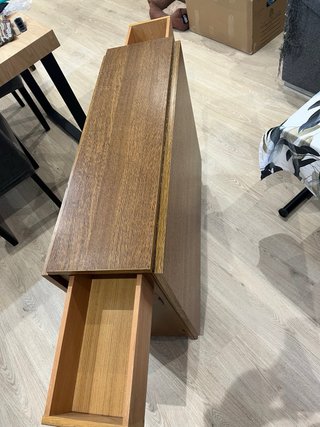 Mesa plegable con 4 sillas guardadas dentro