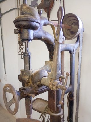 Taladro de columna antiguo
