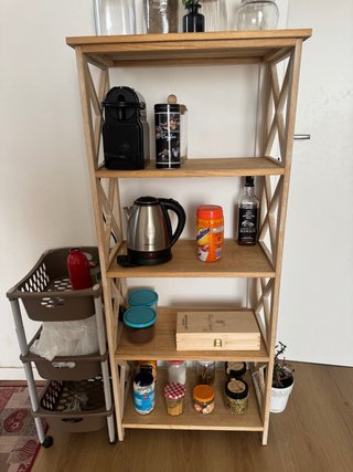 Scaffale in legno e carrello portafrutta