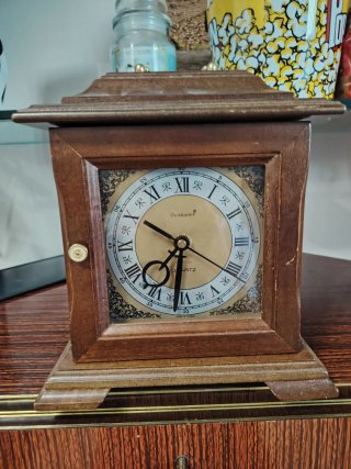 Orologio da tavolo in legno
