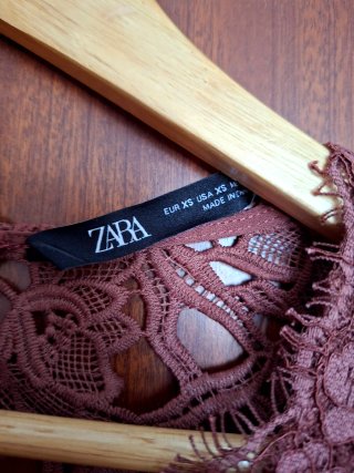 Vestido Zara encaje burdeos XS