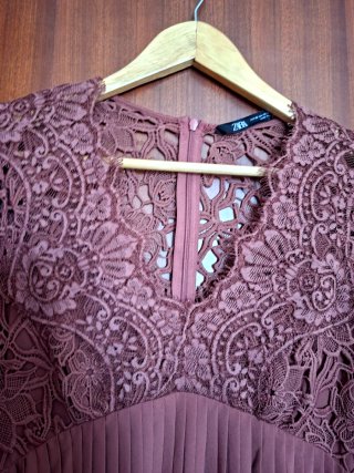 Vestido Zara encaje burdeos XS