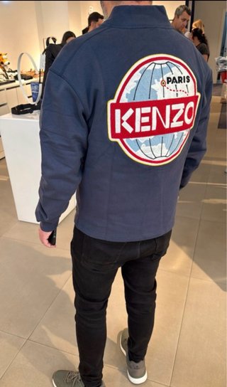 Rebeca Kenzo azul con parche globo