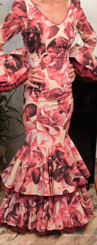 Traje de flamenca estampado con flores de colores