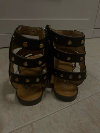 Sandalias Negras H&D con Tachuelas