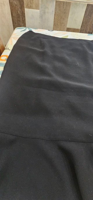 Falda negra con volante