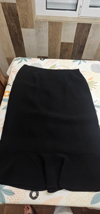 Falda negra con volante