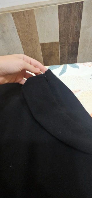 Falda negra con volante