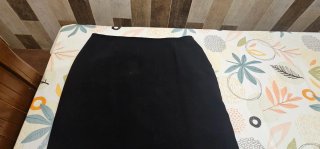 Falda negra con volante