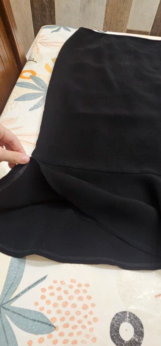 Falda negra con volante