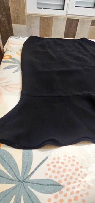 Falda negra con volante