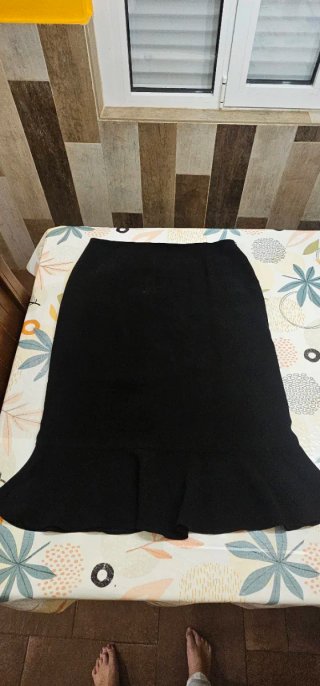 Falda negra con volante