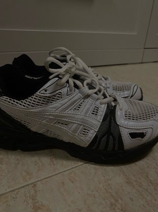 Zapatillas Asics Negras y Blancas