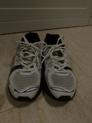 Zapatillas Asics Negras y Blancas