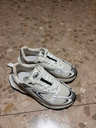 Zapatillas deportivas plateadas y blancas