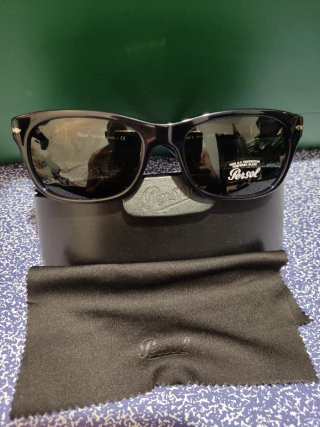 Gafas de Sol Persol azul marino.